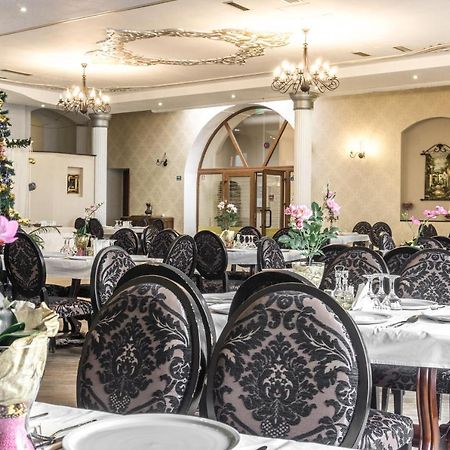 Hotel Ferdinand Haţeg Extérieur photo