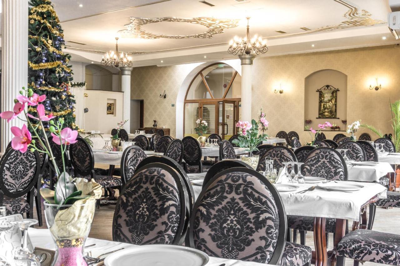 Hotel Ferdinand Haţeg Extérieur photo