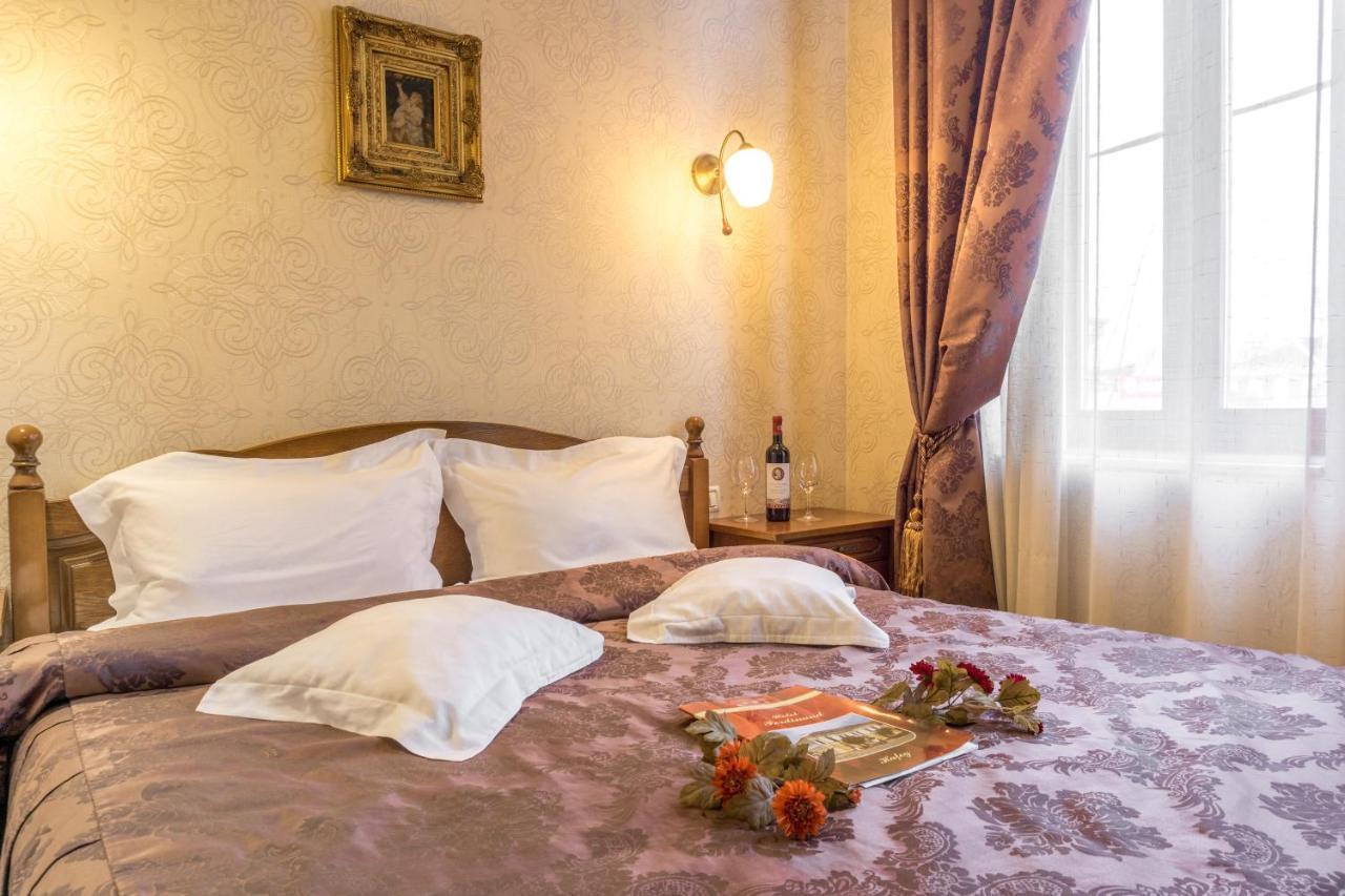 Hotel Ferdinand Haţeg Extérieur photo