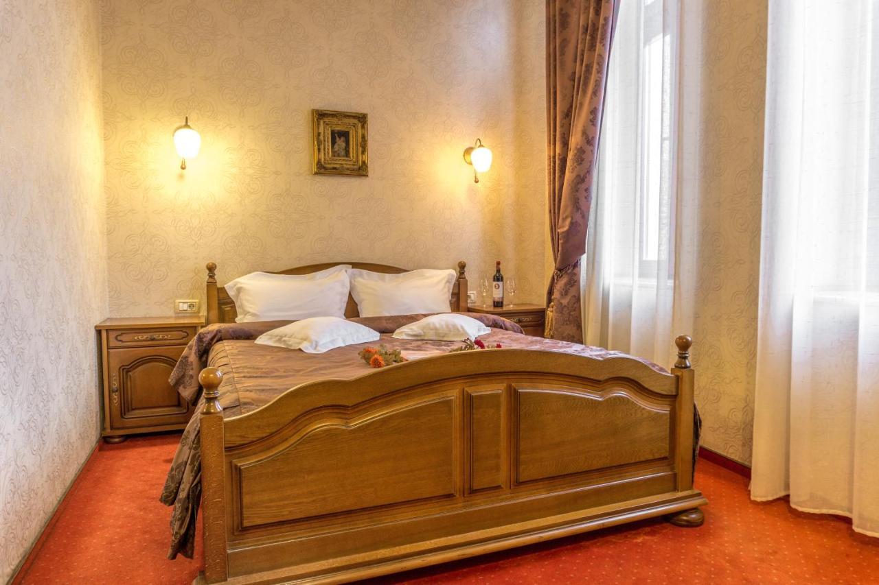 Hotel Ferdinand Haţeg Extérieur photo