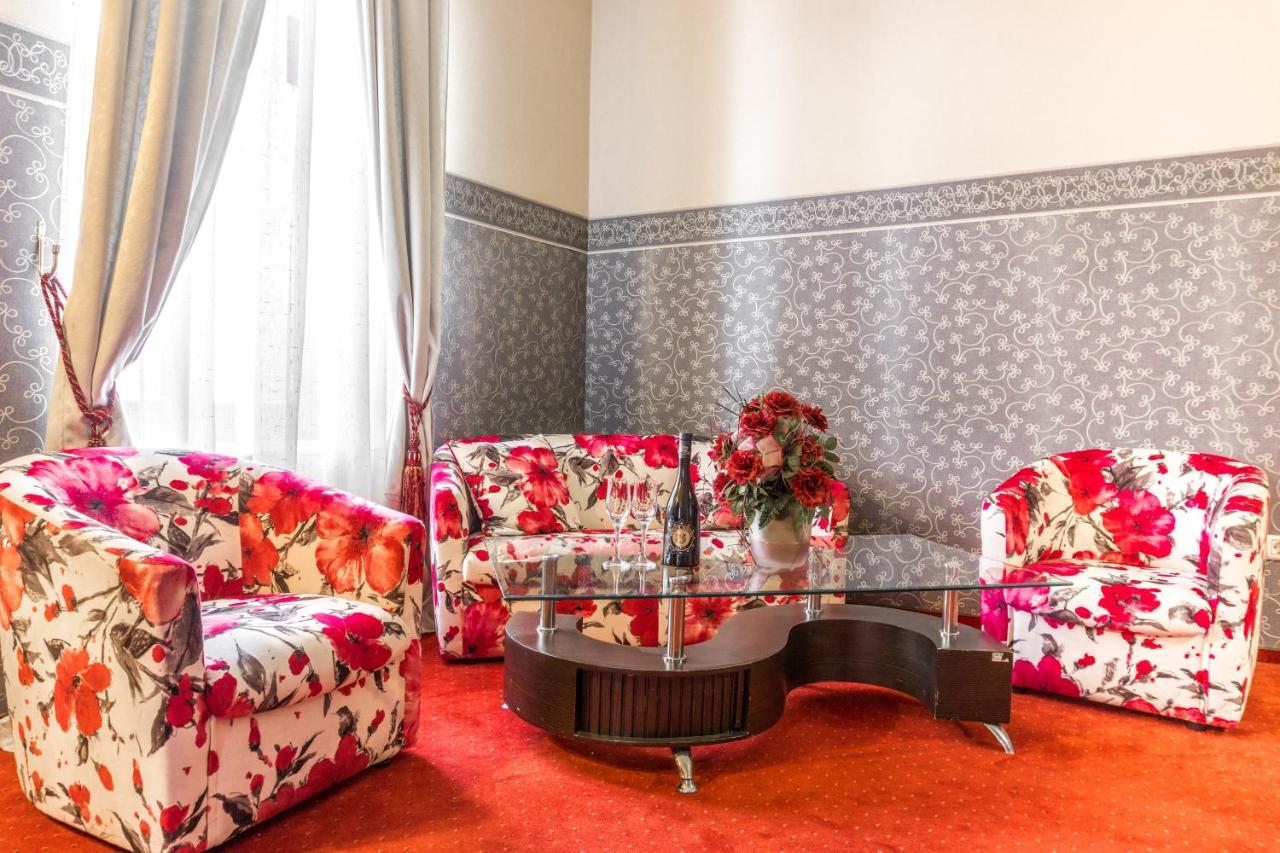 Hotel Ferdinand Haţeg Extérieur photo