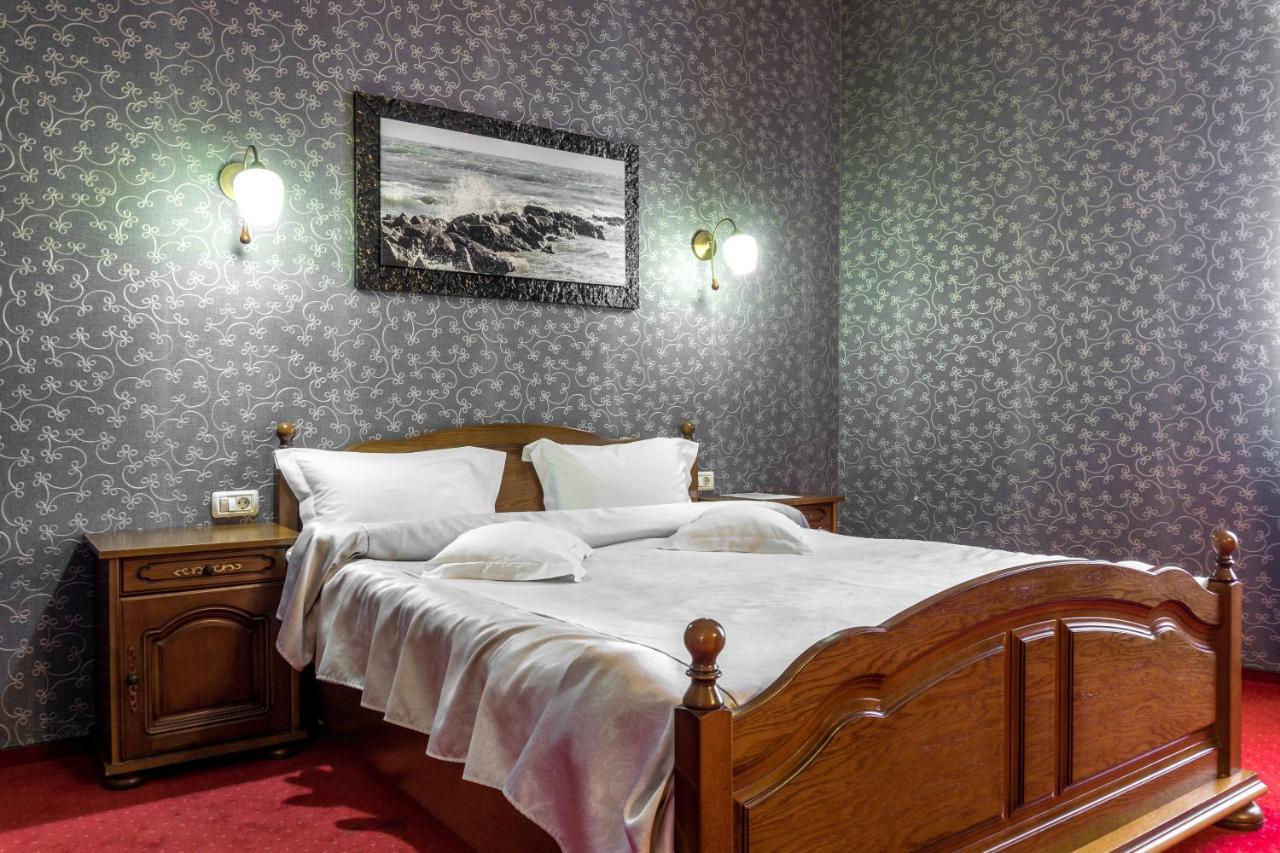 Hotel Ferdinand Haţeg Extérieur photo