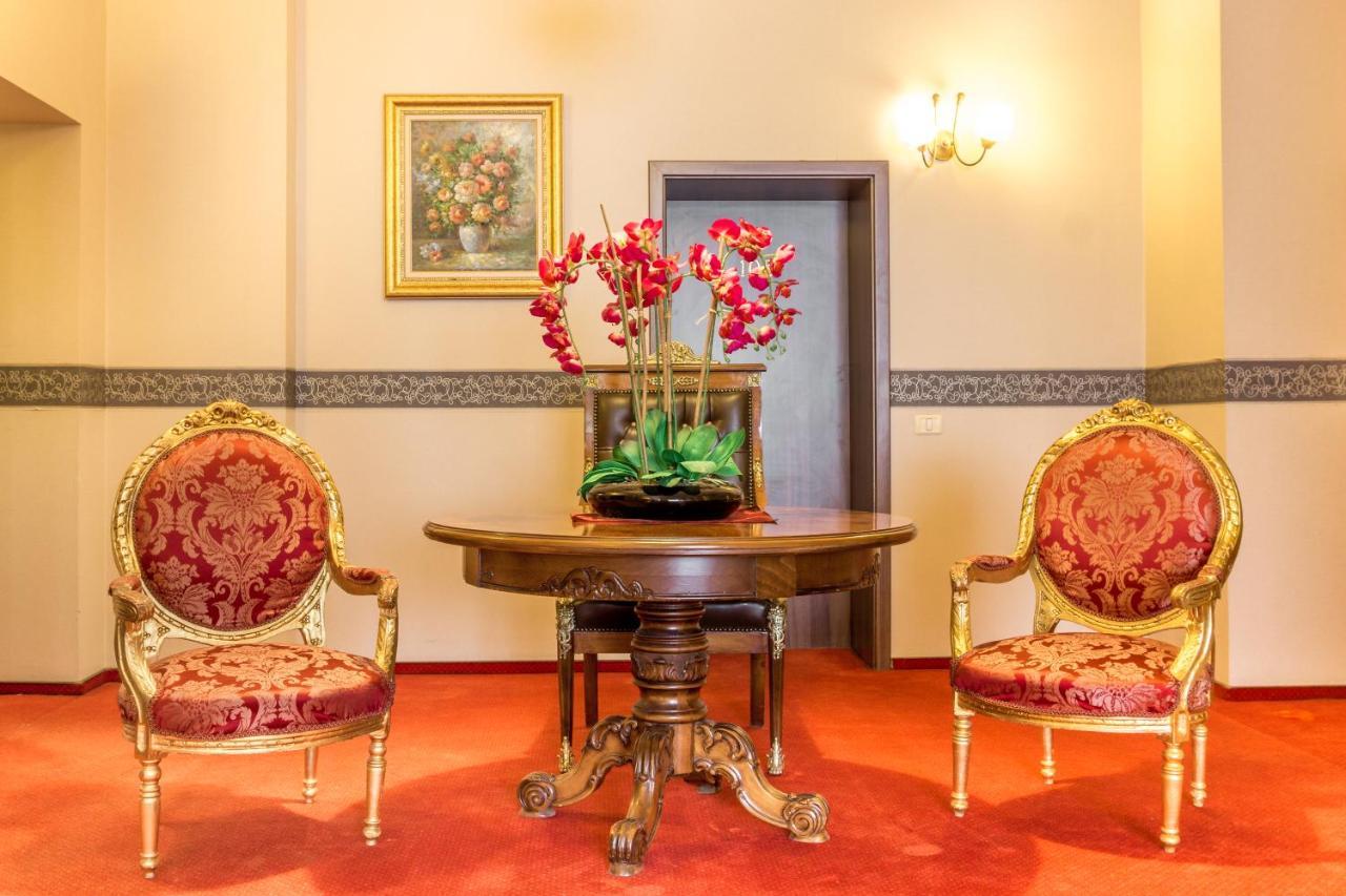 Hotel Ferdinand Haţeg Extérieur photo
