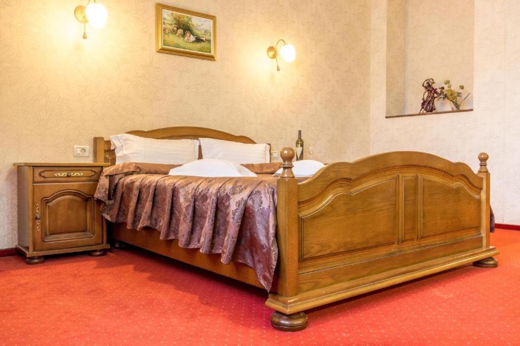 Hotel Ferdinand Haţeg Extérieur photo